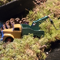 gult-foerehus-groent-kranlad-dinky-toys-commer-modelbil-gammel-legetoejsbil